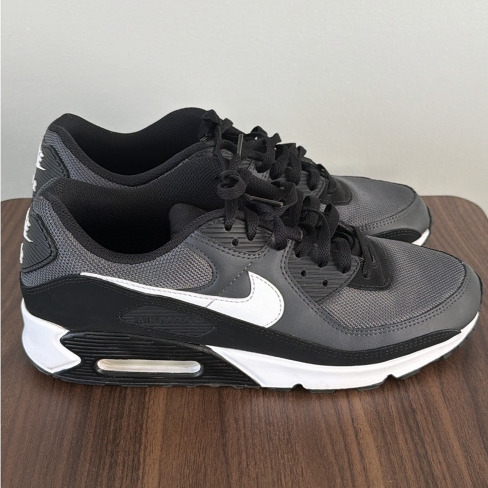 LIKE NEW Nike men’s Air Max 90